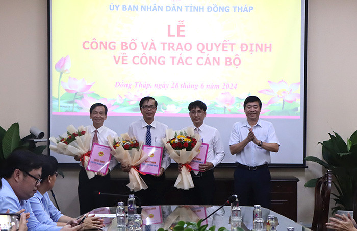 Chủ tịch UBND tỉnh Đồng Tháp Phạm Thiện Nghĩa trao quyết định bổ nhiệm cho ông Đoàn Hùng Vũ, ông Phan Minh Chánh, ông Nguyễn Tấn Hưng. Ảnh: V. Tiến Chủ tịch UBND tỉnh Đồng Tháp Phạm Thiện Nghĩa trao quyết định bổ nhiệm cho ông Đoàn Hùng Vũ, ông Phan Minh Chánh, ông Nguyễn Tấn Hưng. Ảnh: V. Tiến