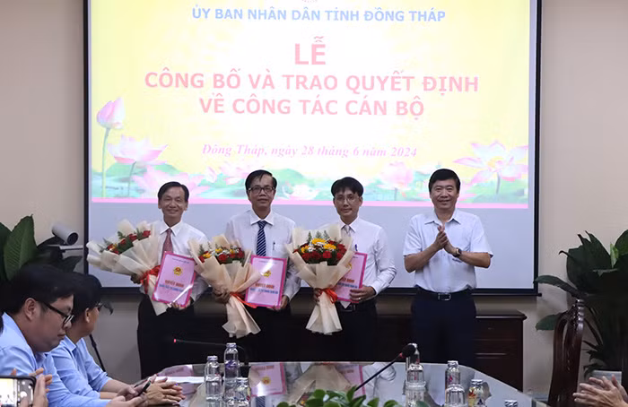Chủ tịch UBND tỉnh Đồng Tháp Phạm Thiện Nghĩa trao quyết định bổ nhiệm cho ông Đoàn Hùng Vũ, ông Phan Minh Chánh, ông Nguyễn Tấn Hưng. Ảnh: V. Tiến Chủ tịch UBND tỉnh Đồng Tháp Phạm Thiện Nghĩa trao quyết định bổ nhiệm cho ông Đoàn Hùng Vũ, ông Phan Minh Chánh, ông Nguyễn Tấn Hưng. Ảnh: V. Tiến
