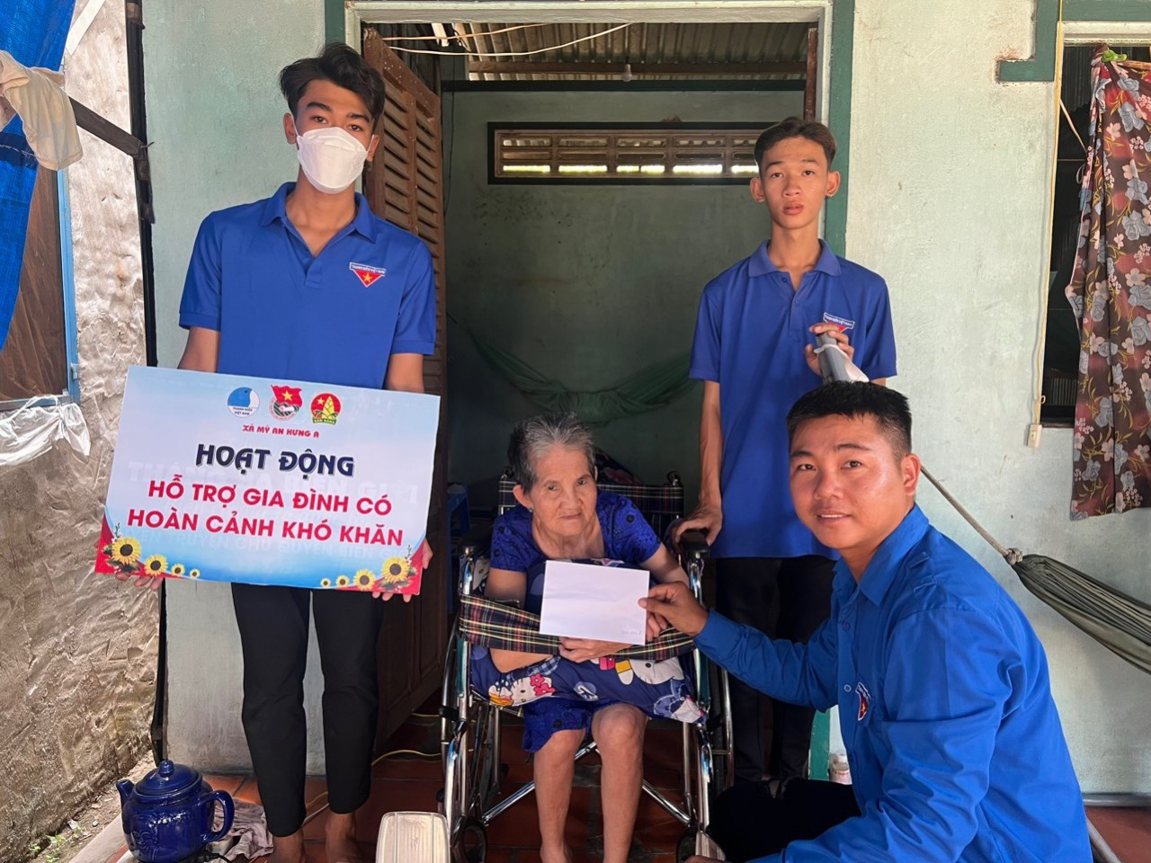 Xã đoàn Mỹ An Hưng A (Lấp Vò, Đồng Tháp) hỗ trợ gia đình hoàn cảnh khó khăn. Ảnh: PV Xã đoàn Mỹ An Hưng A (Lấp Vò, Đồng Tháp) hỗ trợ gia đình hoàn cảnh khó khăn. Ảnh: PV