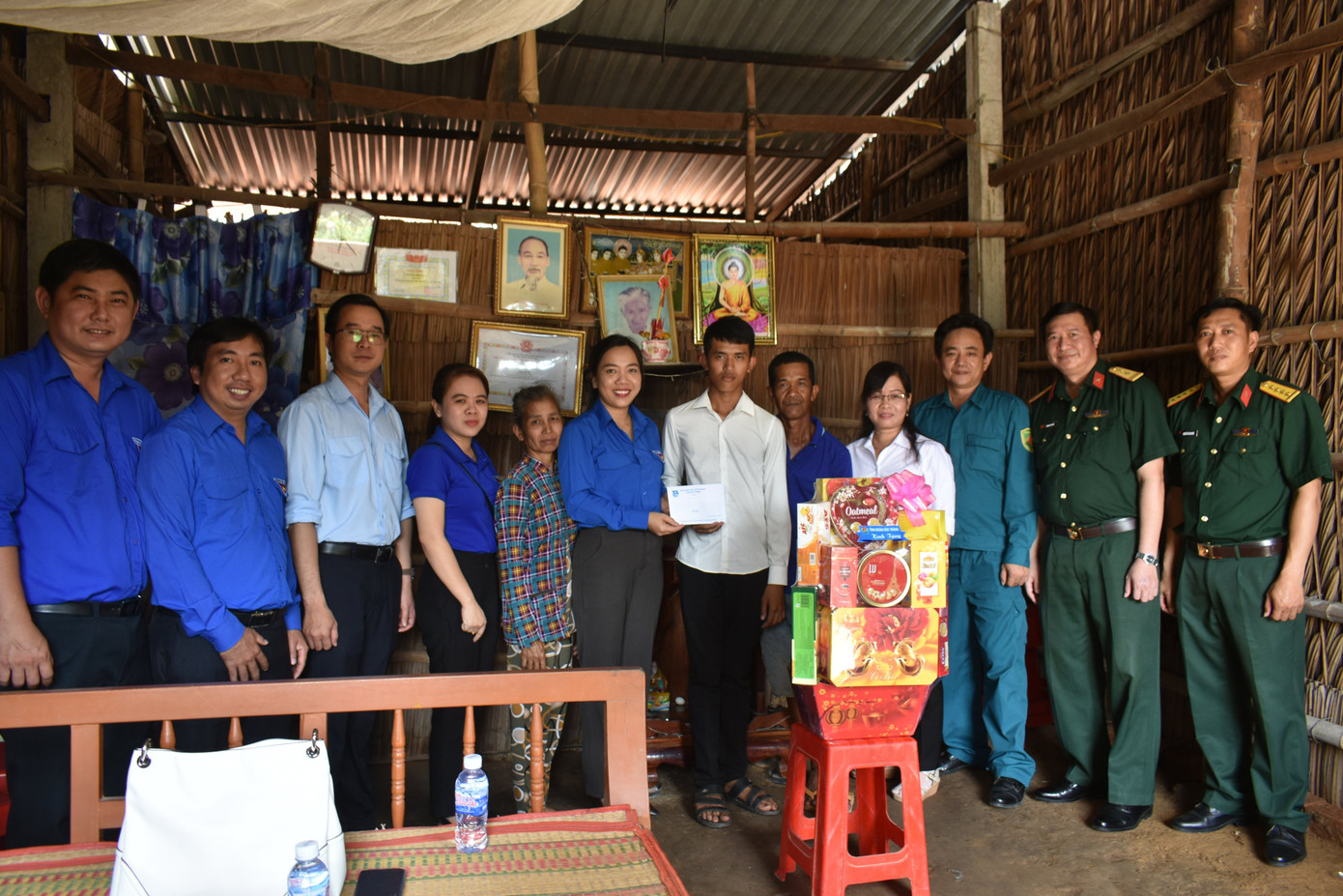 Tỉnh Đoàn Sóc Trăng tặng quà gia đình em Liêu Thanh Bằng