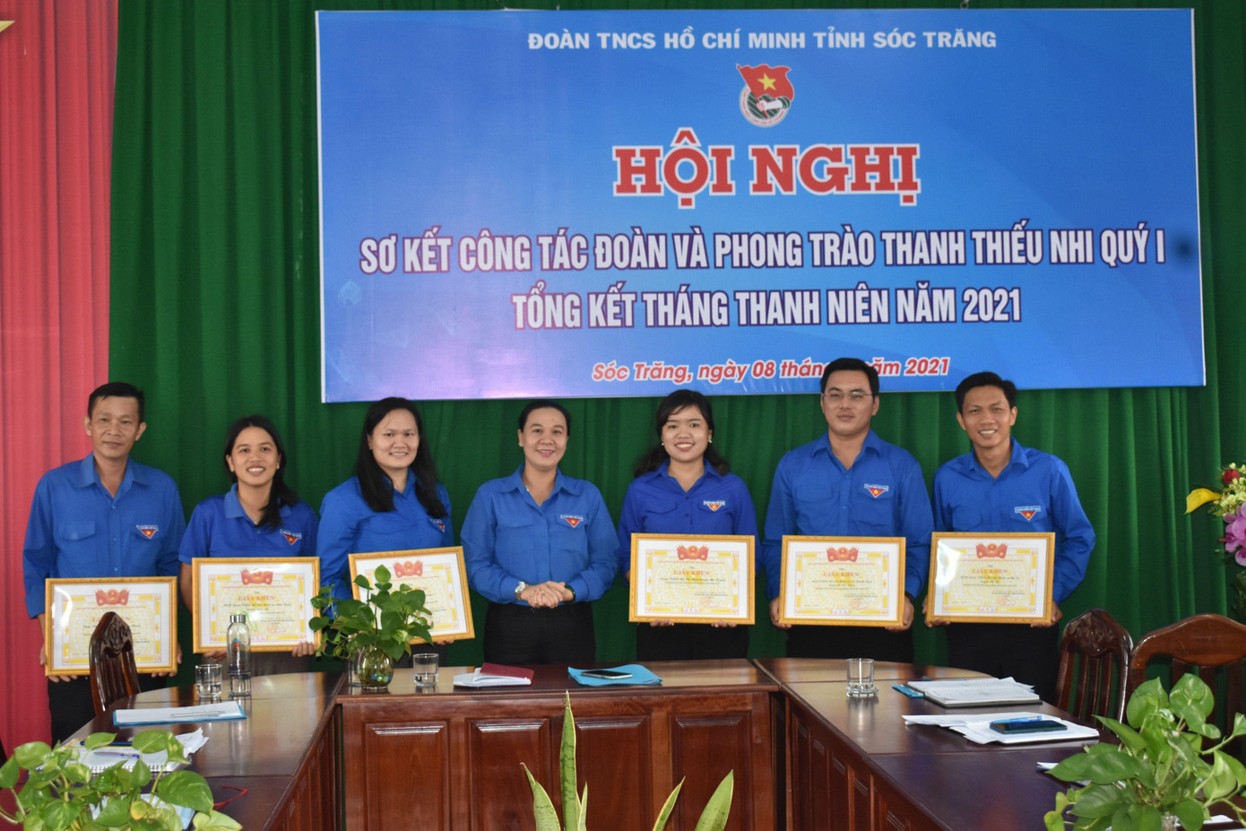 Tỉnh đoàn Sóc Trăng tặng bằng khen cho các cá nhân, tập thể. Tỉnh đoàn Sóc Trăng tặng bằng khen cho các cá nhân, tập thể.