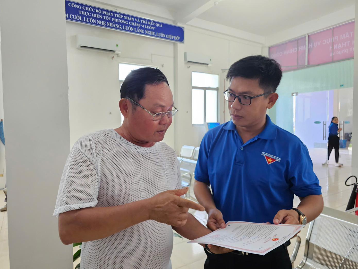 Anh Võ Văn Lai - phụ trách xã Đoàn Vĩnh Thạnh (Cần Thơ) cho biết, khi chính quyền hai cấp chính thức vận hành, các bạn đoàn viên đã có mặt để hỗ trợ người dân làm thủ tục hành chính, từ tiếp nhận, giải thích đến hướng dẫn làm hồ sơ trực tuyến.