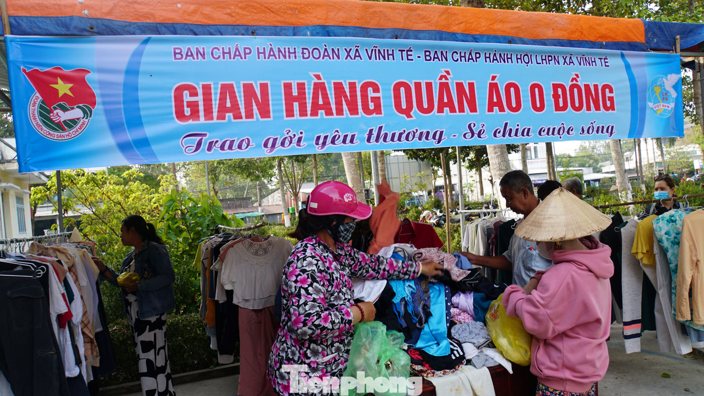 Gian hàng 0 đồng phục vụ người dân tại xã Vĩnh Tế.