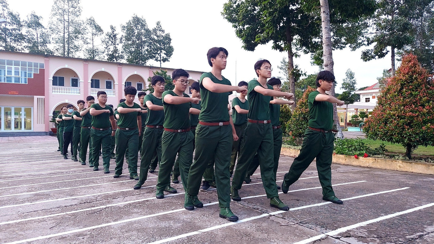 Các em học viên được huấn luyện trong môi trường quân đội. Các em học viên được huấn luyện trong môi trường quân đội.