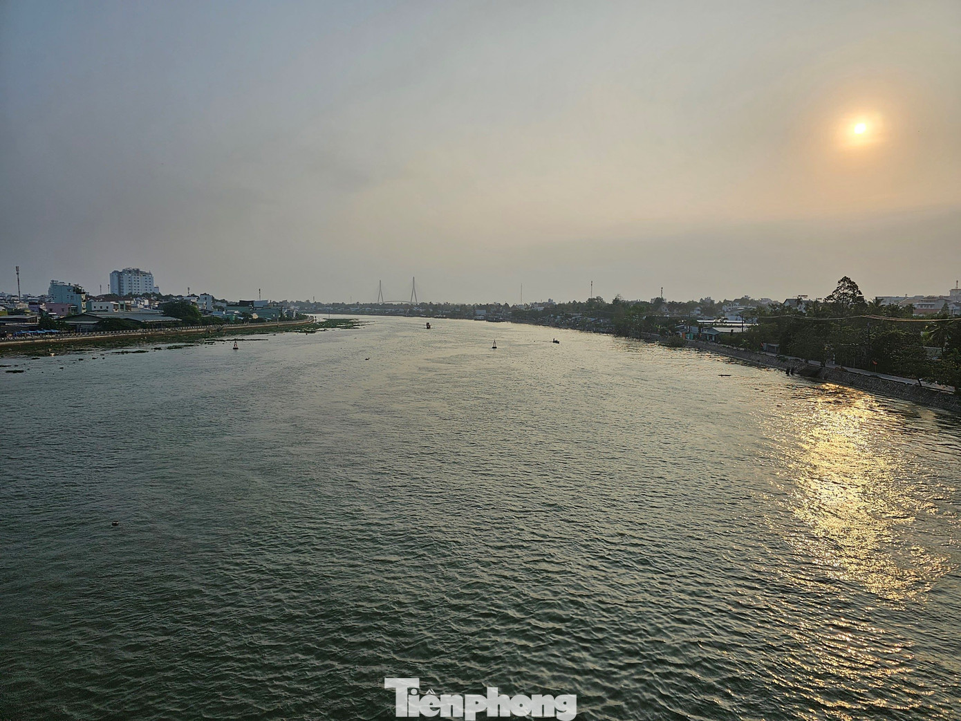 Không chỉ trên bộ, đường thủy cũng khá vắng tàu thuyền đi lại vào sáng sớm đầu năm mới. Trong ảnh, từ cầu Quang Trung nhìn về hướng bến Ninh Kiều. Ảnh: Hòa Hội