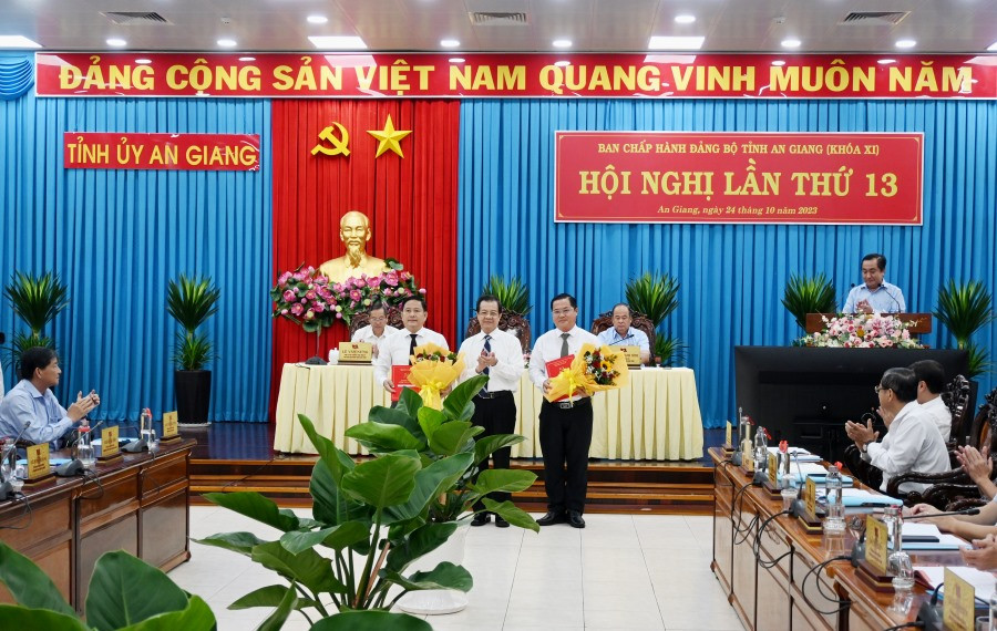 Bí thư Tỉnh ủy An Giang Lê Hồng Quang trao quyết định cho ông Huỳnh Quốc Thái (bìa phải) và ông Nguyễn Văn Cọp. Ảnh: CTT AG. Bí thư Tỉnh ủy An Giang Lê Hồng Quang trao quyết định cho ông Huỳnh Quốc Thái (bìa phải) và ông Nguyễn Văn Cọp. Ảnh: CTT AG.