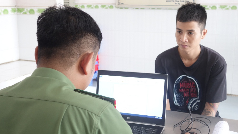 Đối tượng Trương Văn Chung khai nhận tại Cơ quan Công an. Ảnh: Công an cung cấp