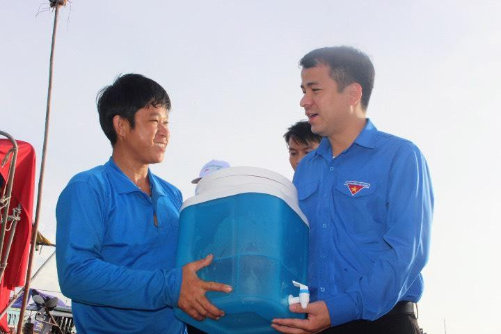 Anh Ngô Văn Cương, Bí thư Trung ương Đoàn tặng bình lọc nước cho thương hồ chợ nổi Cái Răng. - Ảnh: Hòa Hội Anh Ngô Văn Cương, Bí thư Trung ương Đoàn tặng bình lọc nước cho thương hồ chợ nổi Cái Răng. - Ảnh: Hòa Hội