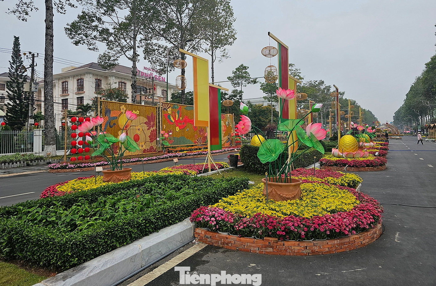 Thời gian thi công đường hoa hơn 20 ngày, kinh phí xã hội hóa. Ảnh: Hòa Hội