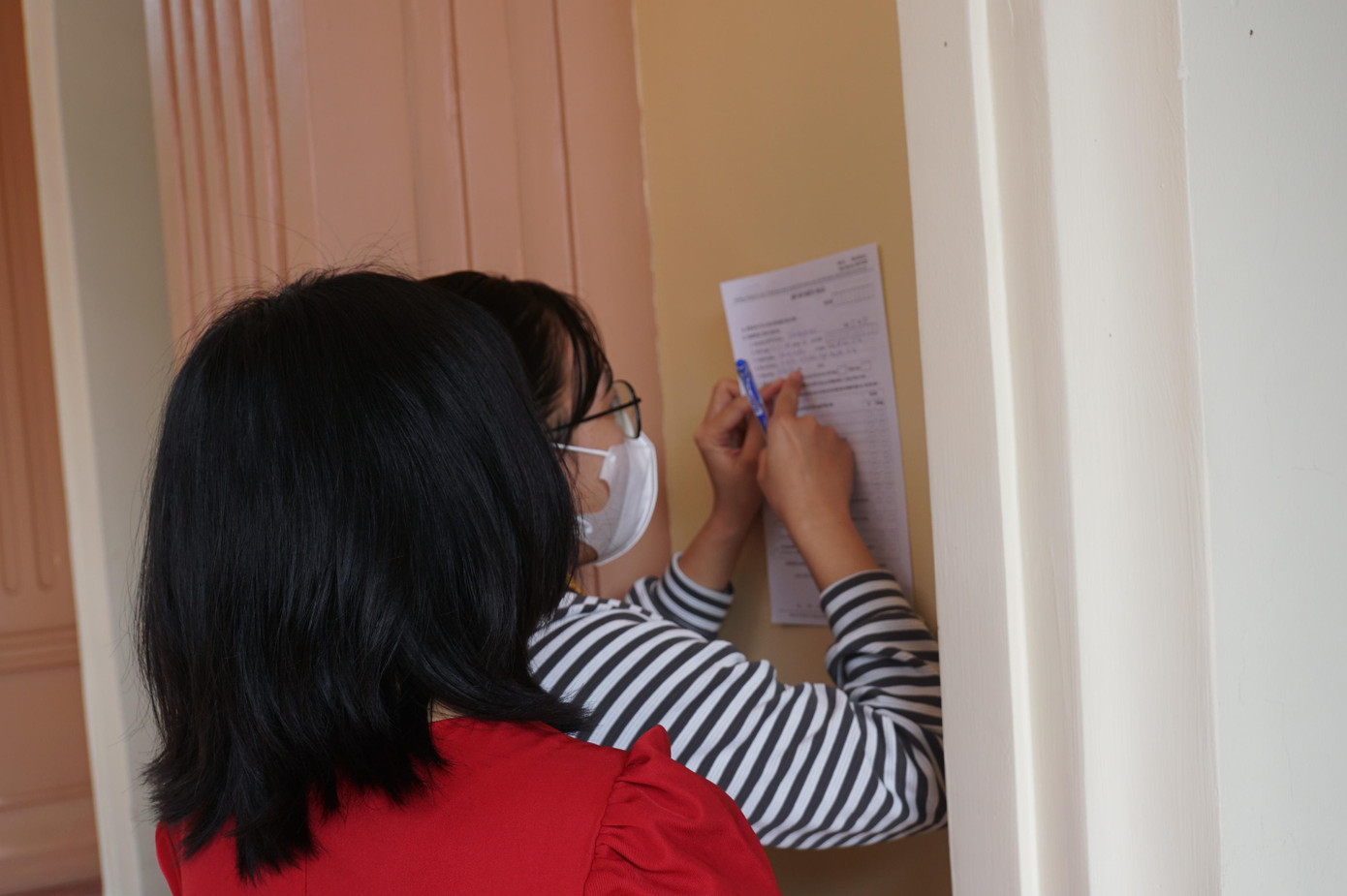 Bạn Lê Châu Bảo Trân, tình nguyện viên tham gia hỗ trợ hiến máu tình nguyện chia sẻ: "Hoạt động Chủ nhật Đỏ vô cùng ý nghĩa và nhân văn, bản thân em có cơ hội hỗ trợ các anh chị, bạn bè trực tiếp hiến máu nên rất vui". - Ảnh: Hòa Hội