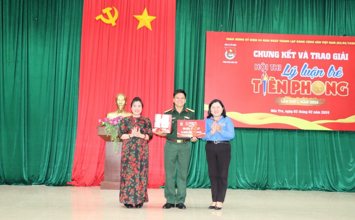 Ban tổ chức trao giải nhất cho thí sinh Trần Quốc Thuyền Em - Bí thư Chi đoàn Quân sự Huyện Mỏ Cày Bắc. Ảnh: TĐ BT