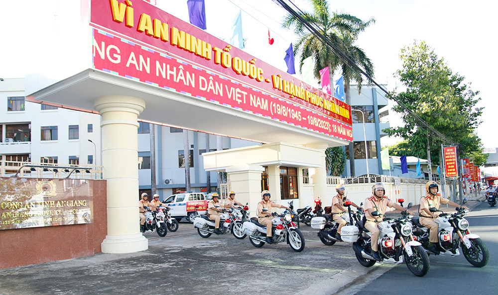 Công an tỉnh An Giang ra quân kiểm soát xe ô tô kinh doanh vận tải hành khách, xe tự chế, xe chở hàng hóa cồng kềnh.... Công an tỉnh An Giang ra quân kiểm soát xe ô tô kinh doanh vận tải hành khách, xe tự chế, xe chở hàng hóa cồng kềnh....