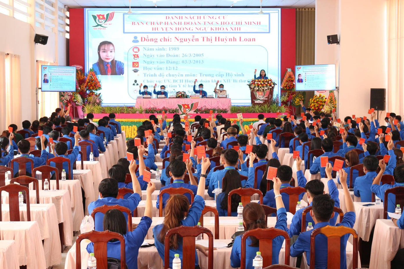 Các đại biểu biểu quyết tại đại hội Các đại biểu biểu quyết tại đại hội