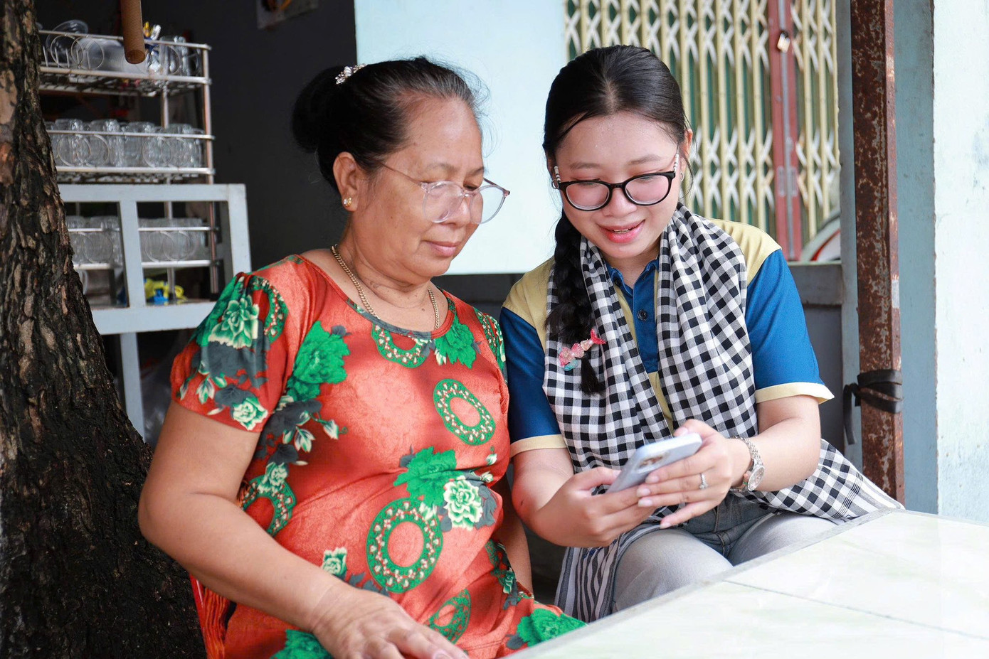 Theo đó, các chiến sĩ tình nguyện trường đại học Nam Cần Thơ vượt biển đến đảo tiền tiêu Thổ Chu, cùng đoàn viên thanh niên hỗ trợ bà con dịch vụ công trực tuyến và công nghệ số; tổ chức “Bình dân học vụ số” – hướng dẫn người dân ở đảo tiếp cận công nghệ, sử dụng các tiện ích số trong đời sống hằng ngày. Theo đó, các chiến sĩ tình nguyện trường đại học Nam Cần Thơ vượt biển đến đảo tiền tiêu Thổ Chu, cùng đoàn viên thanh niên hỗ trợ bà con dịch vụ công trực tuyến và công nghệ số; tổ chức “Bình dân học vụ số” – hướng dẫn người dân ở đảo tiếp cận công nghệ, sử dụng các tiện ích số trong đời sống hằng ngày.