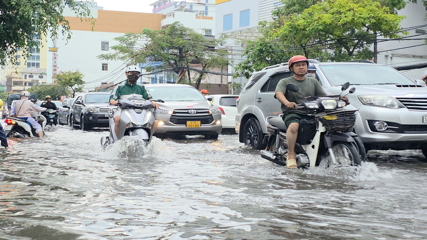 Ghi nhận của phóng viên, cơn mưa to tại Cần Thơ bắt đầu từ 15h, hơn một giờ đồng hồ vẫn chưa có dấu hiệu ngưng, khiến nhiều tuyến đường nội ô Cần Thơ chìm trong nước. Ảnh: M. Trung.