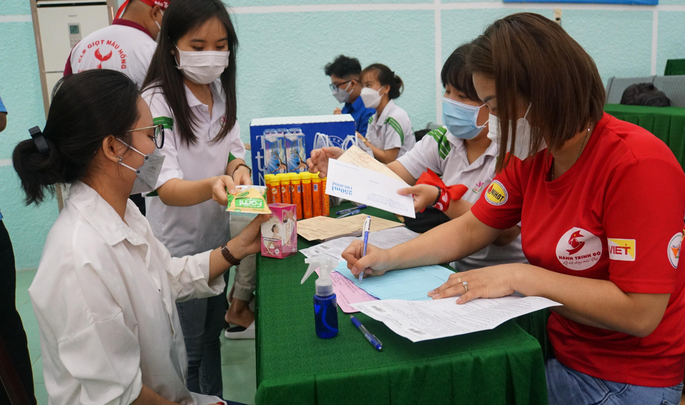 Ban tổ chức tặng quà cho sinh viên tham gia hiến máu. - Ảnh: Hòa Hội Ban tổ chức tặng quà cho sinh viên tham gia hiến máu. - Ảnh: Hòa Hội