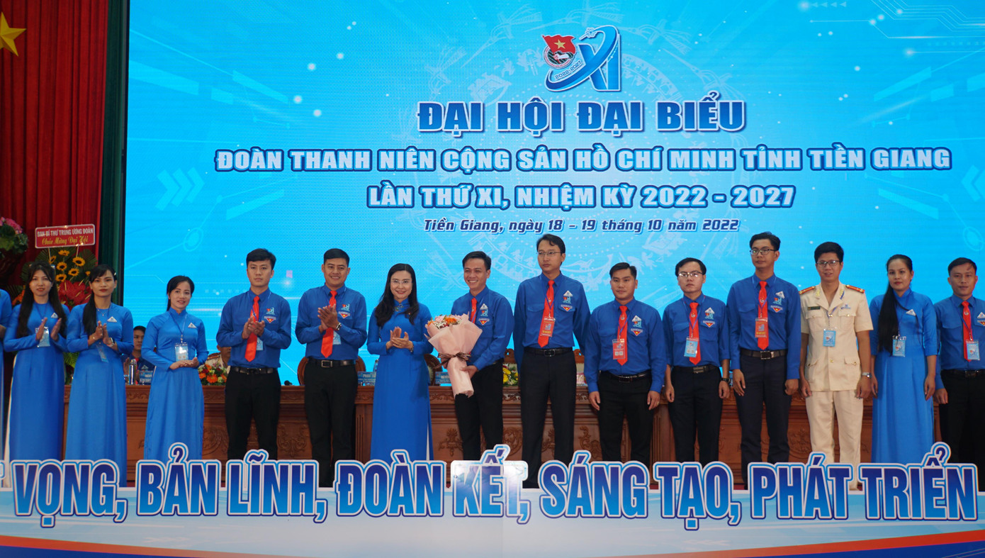 Bí thư Trung ương Đoàn Nguyễn Phạm Duy Trang tặng hoa cho đoàn đại biểu dự đại hội cấp trên. Ảnh: Hòa Hội Bí thư Trung ương Đoàn Nguyễn Phạm Duy Trang tặng hoa cho đoàn đại biểu dự đại hội cấp trên. Ảnh: Hòa Hội