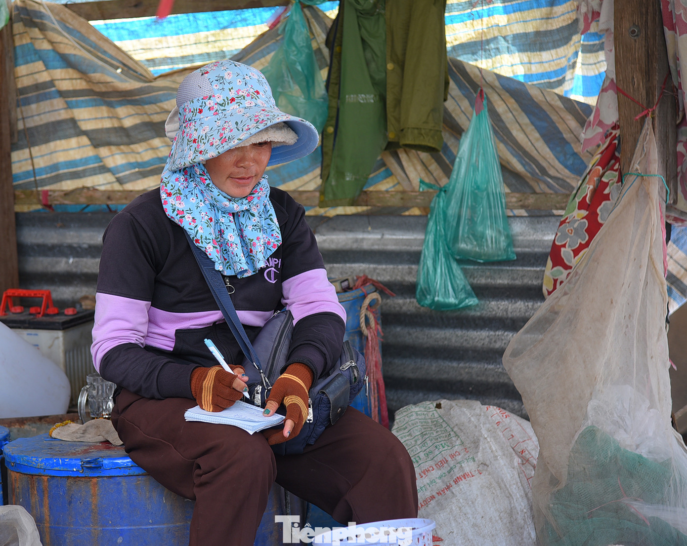 Chủ vựa thu mua tôm, cá, ốc.... ghi chép. Ảnh: Hòa Hội.