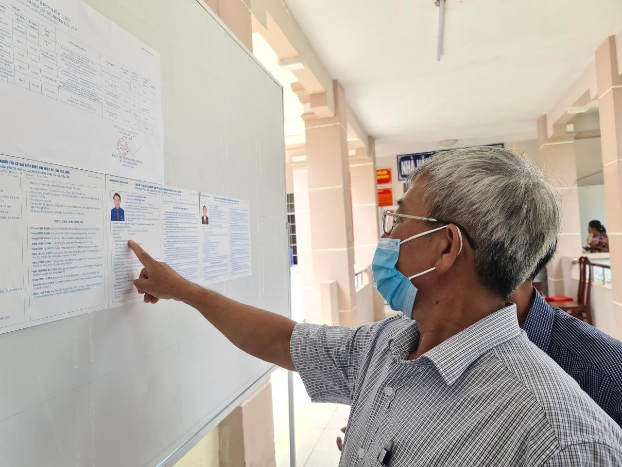 Cử tri xem tiểu sử các ứng cử viên Cử tri xem tiểu sử các ứng cử viên