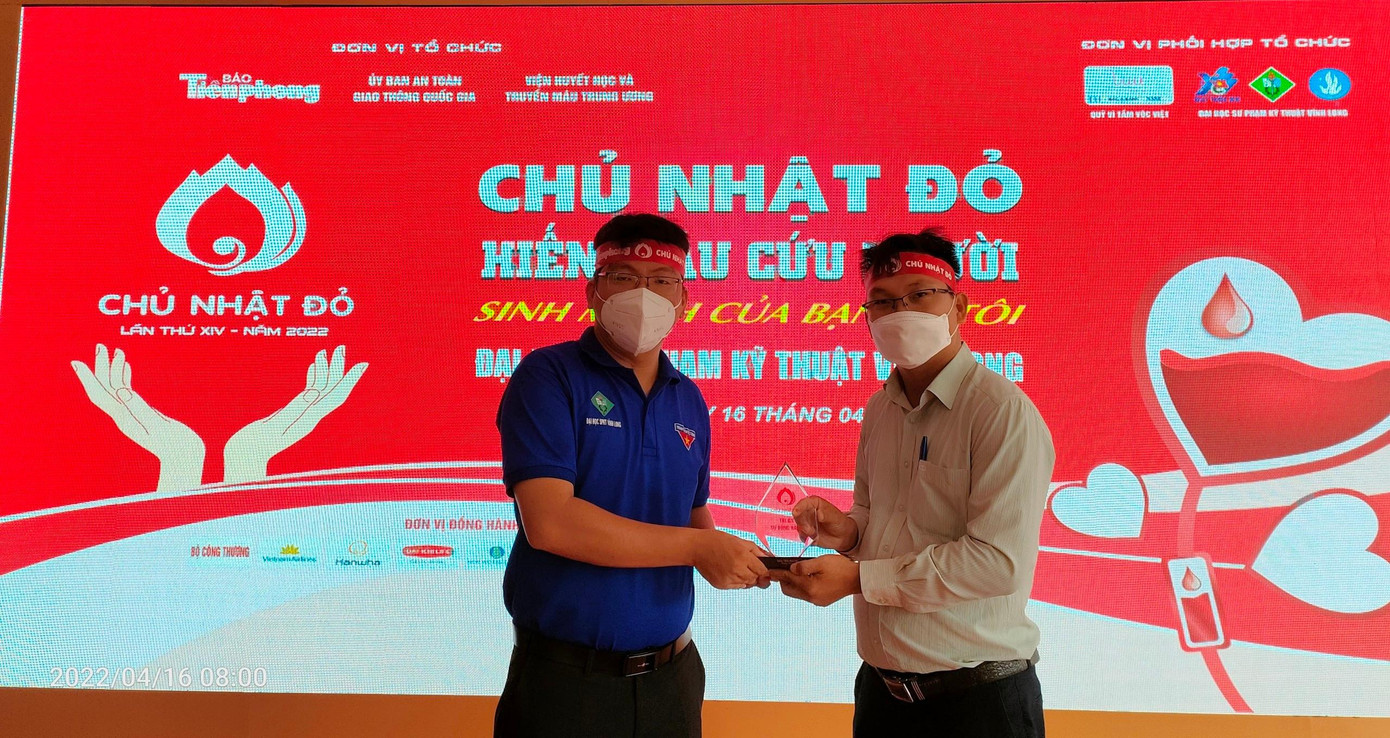 Đại diện báo Tiền Phong (bên phải) trao tặng biểu trưng Tri ân đơn vị đồng hành tham gia Chủ nhật Đỏ cho Đoàn trường Đại học Sư phạm Kỹ thuật Vĩnh Long. Đại diện báo Tiền Phong (bên phải) trao tặng biểu trưng Tri ân đơn vị đồng hành tham gia Chủ nhật Đỏ cho Đoàn trường Đại học Sư phạm Kỹ thuật Vĩnh Long.