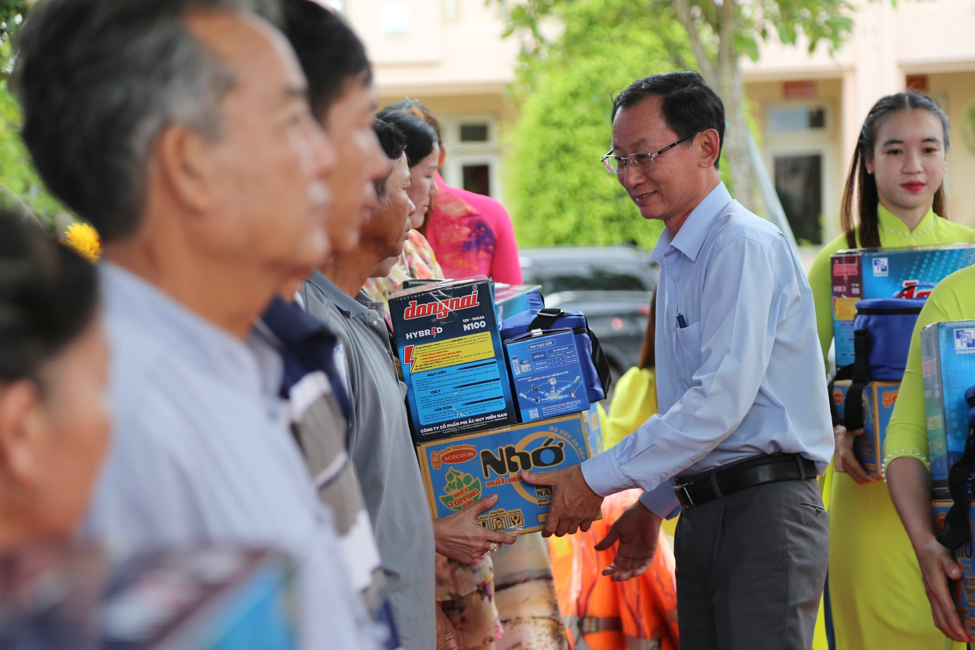 Ông Nguyễn Minh Cảnh - Phó Chủ tịch UBND tỉnh Bến Tre, tặng quà ngư dân.