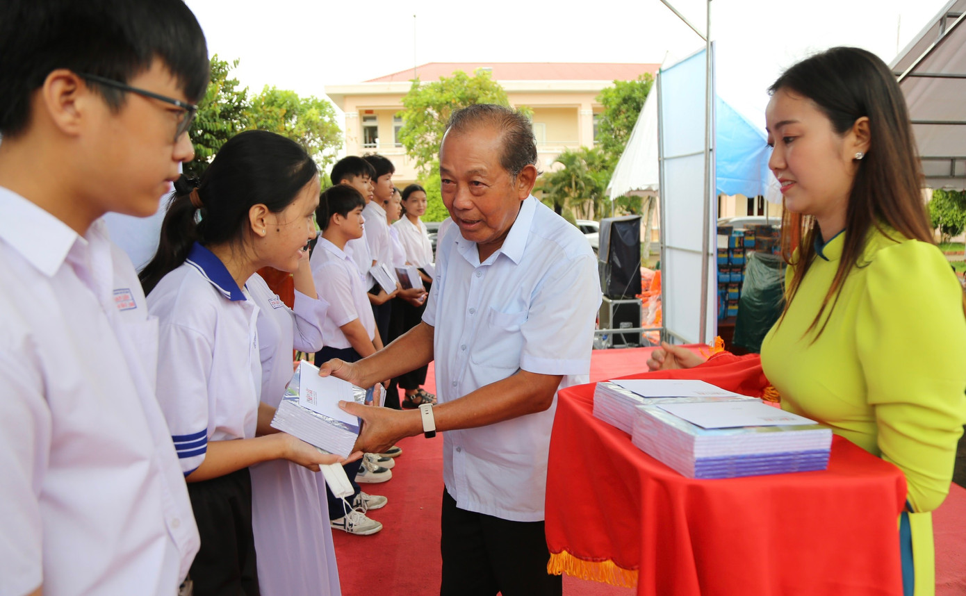 Ông Trương Hòa Bình - nguyên Phó Thủ tướng Thường trực Chính phủ, tặng quà học sinh.
