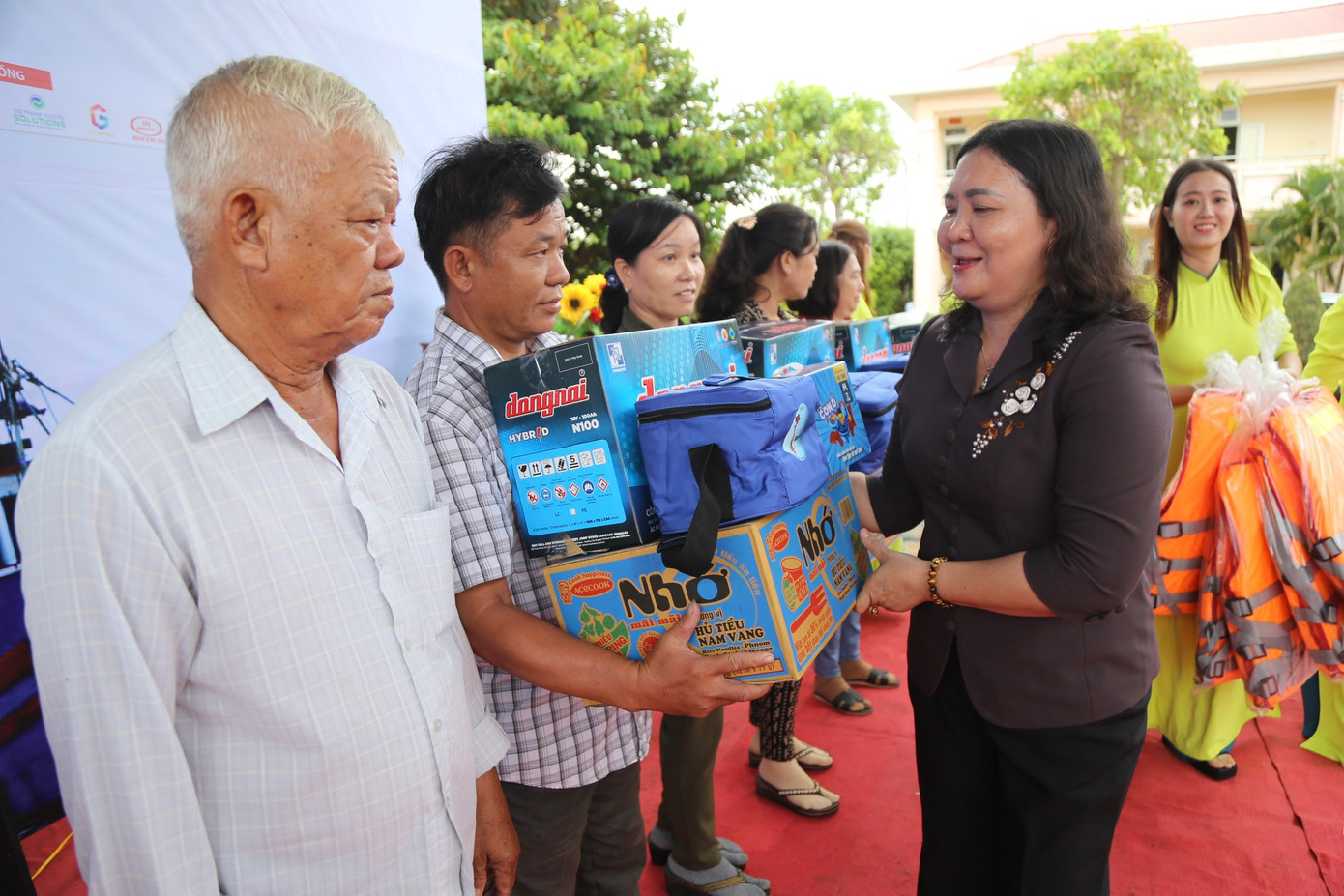 Lãnh đạo tỉnh Bến Tre tặng quà ngư dân.