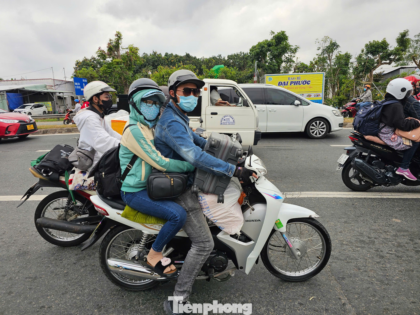 Về trưa, trời càng nắng gay gắt. Ảnh: Hòa Hội