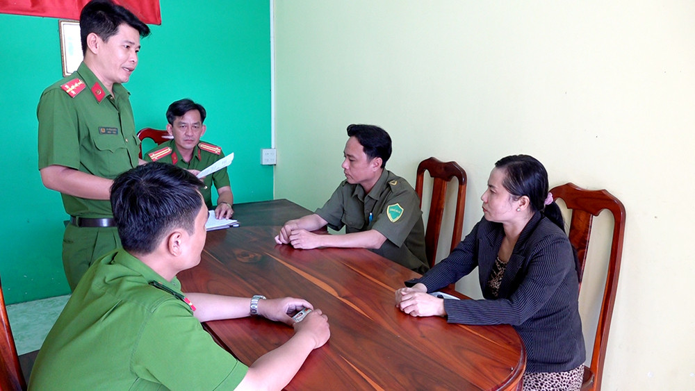 Lực lượng chức năng thông qua quyết định xử phạt vi phạm hành chính đối với Chi.