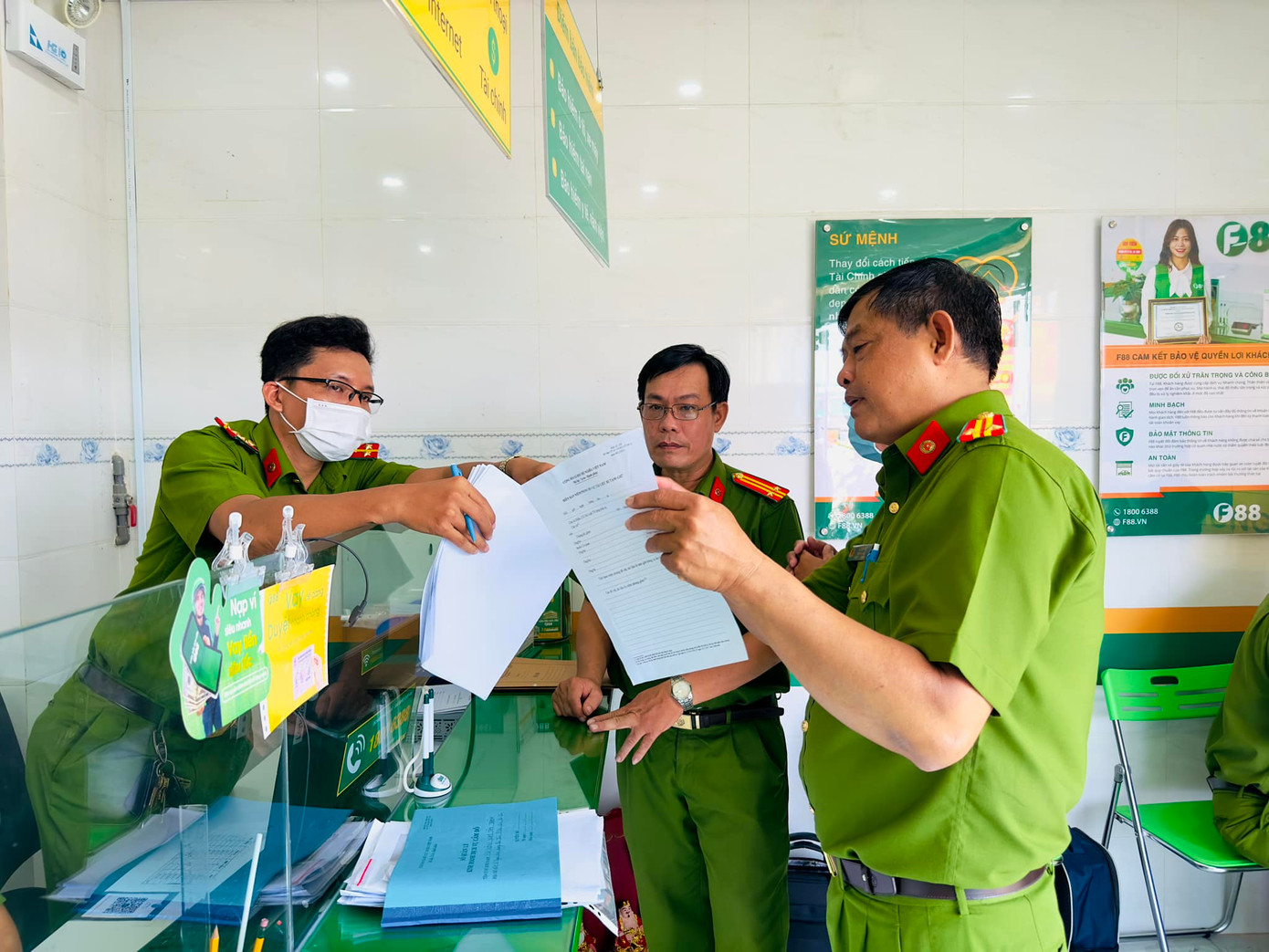 Công an kiểm tra hành chính công ty F88 tại Bến Tre. Ảnh: CA BT