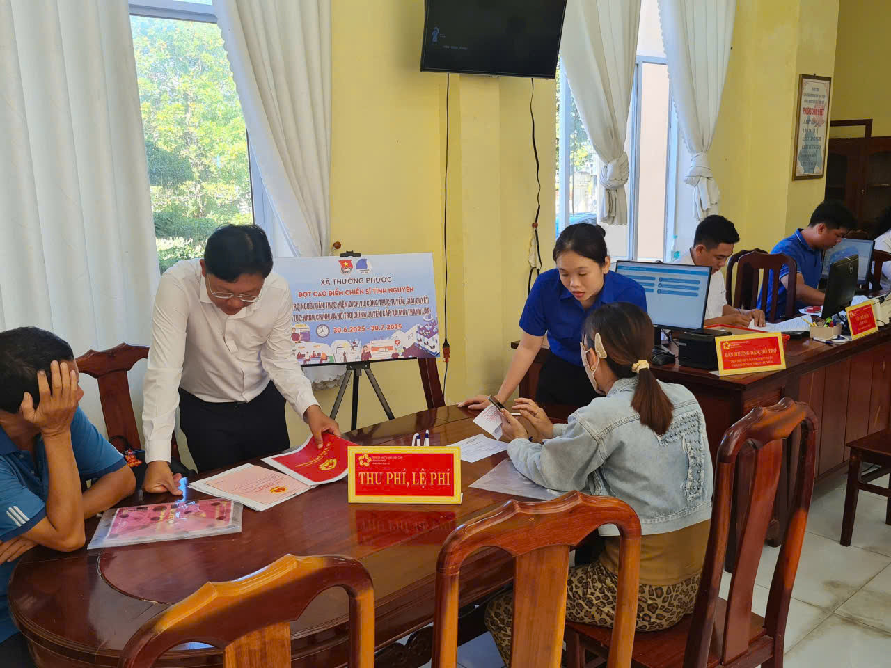 Tư vấn người dân làm thủ tục tại Trung tâm hành chính công xã Thường Phước, tỉnh Đồng Tháp.