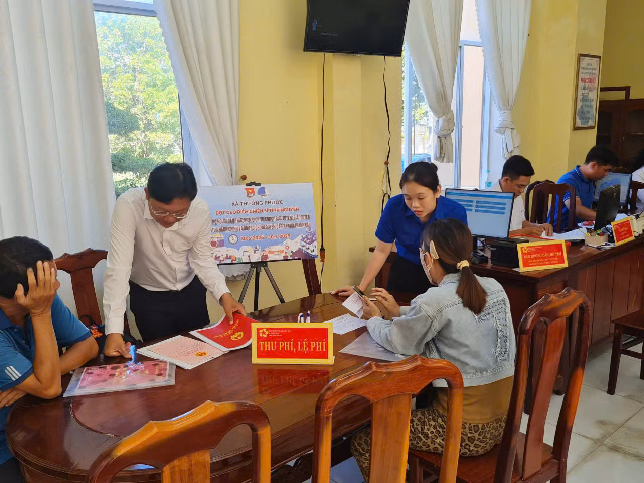 Tư vấn người dân làm thủ tục tại Trung tâm hành chính công xã Thường Phước, tỉnh Đồng Tháp.