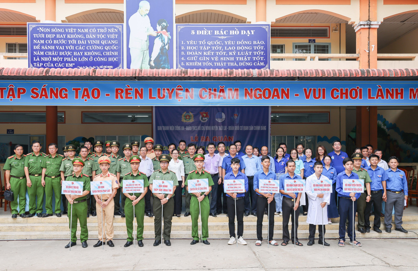 Ra mắt 10 đội hình chuyên của chiến dịch Kỳ nghỉ hồng và Hành quân xanh. Ảnh: CA TP CT Ra mắt 10 đội hình chuyên của chiến dịch Kỳ nghỉ hồng và Hành quân xanh. Ảnh: CA TP CT