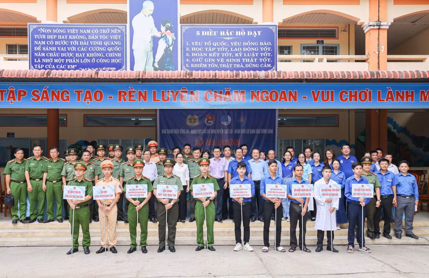 Ra mắt 10 đội hình chuyên của chiến dịch Kỳ nghỉ hồng và Hành quân xanh. Ảnh: CA TP CT