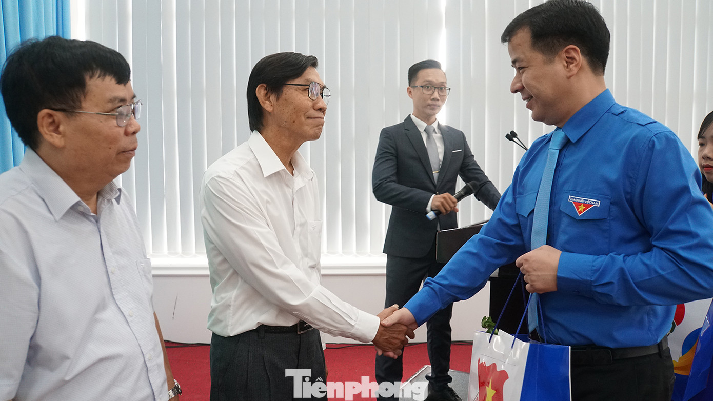 Bí thư Trung ương Đoàn Ngô Văn Cương tặng quà, cảm ơn Ban giám khảo. Ảnh: Hòa Hội