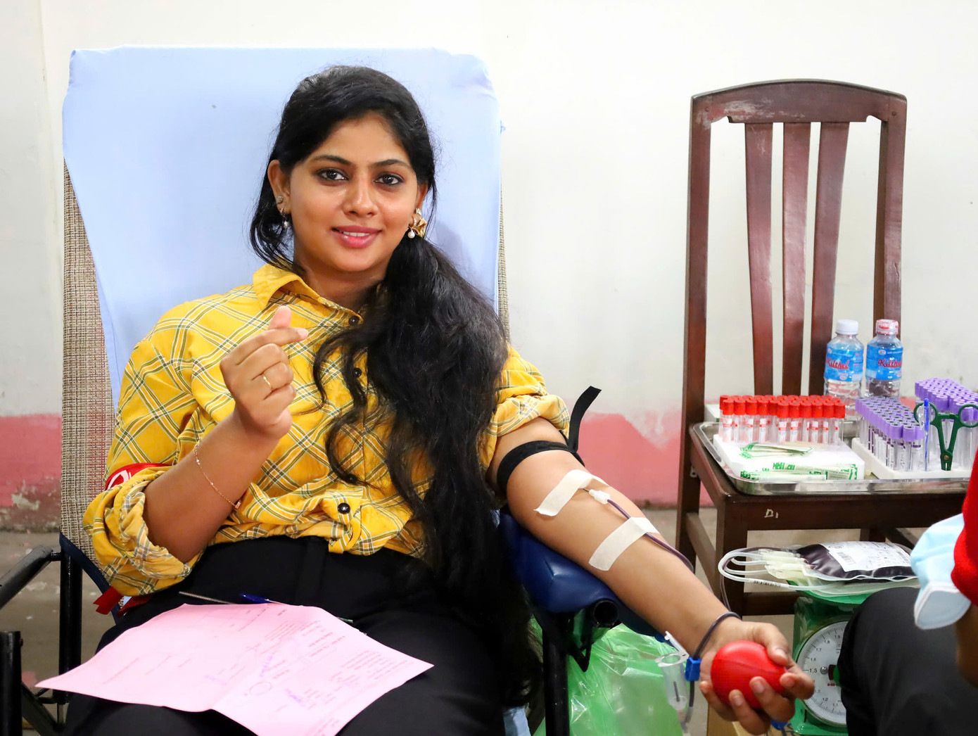 Sinh viên quốc tế tham gia hiến máu tại Chủ Nhật Đỏ. Ảnh: M. Trung