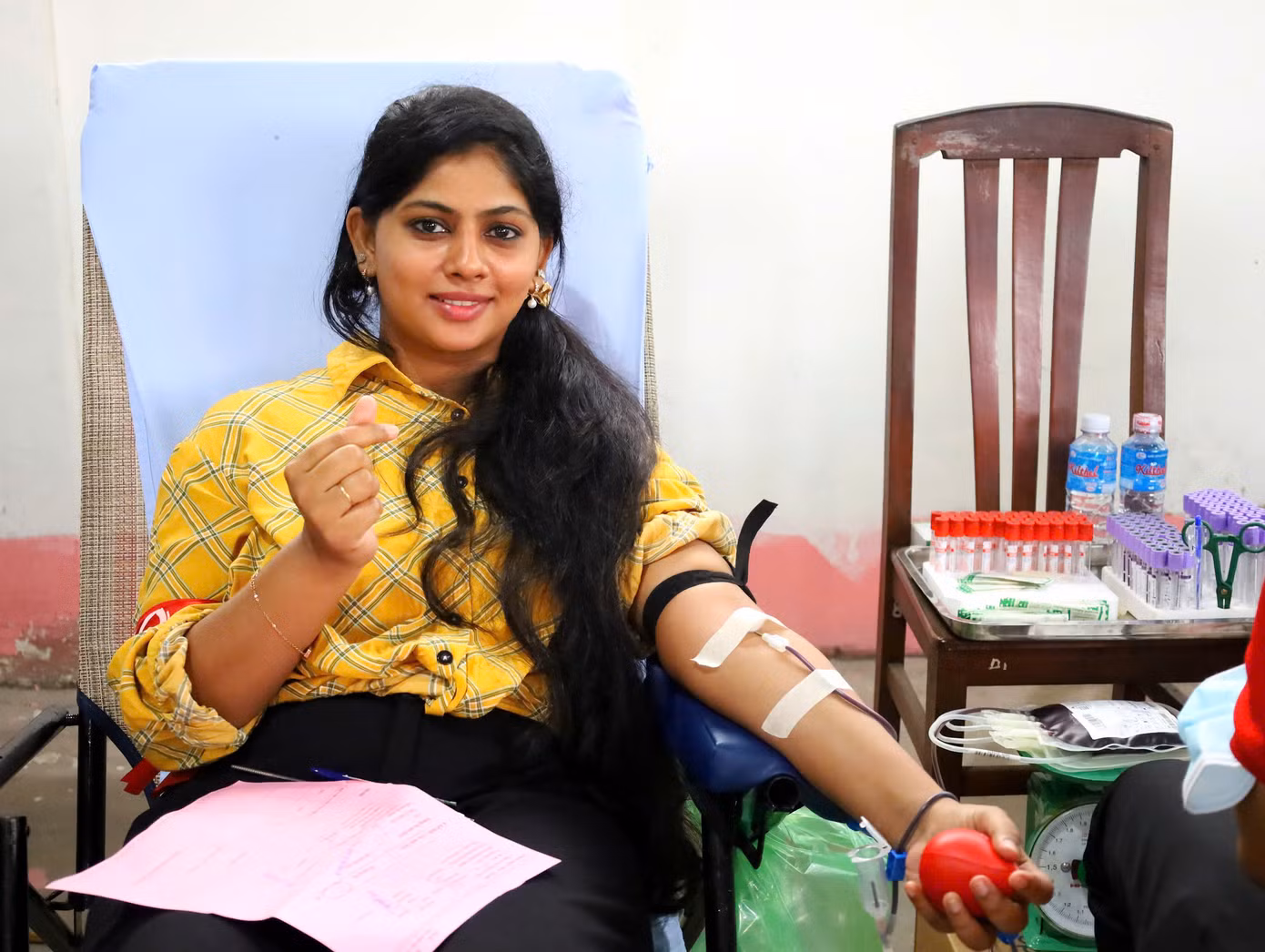 Sinh viên quốc tế tham gia hiến máu tại Chủ Nhật Đỏ. Ảnh: M. Trung