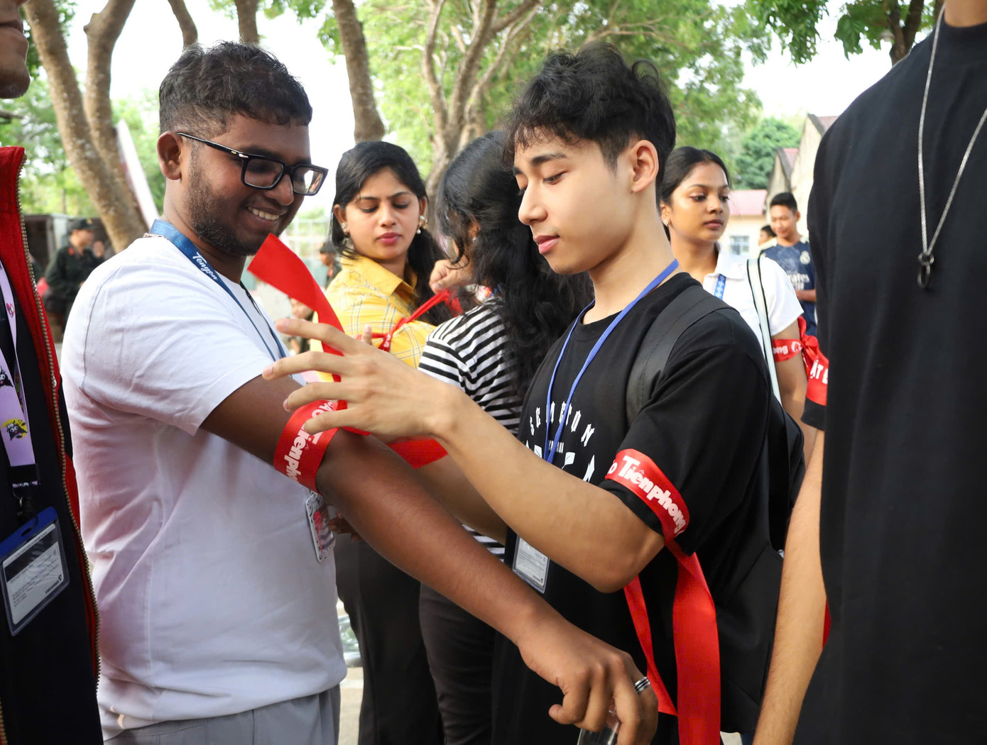 Sinh viên quốc tế hào hứng tham gia Chủ Nhật Đỏ. Ảnh: M. Trung