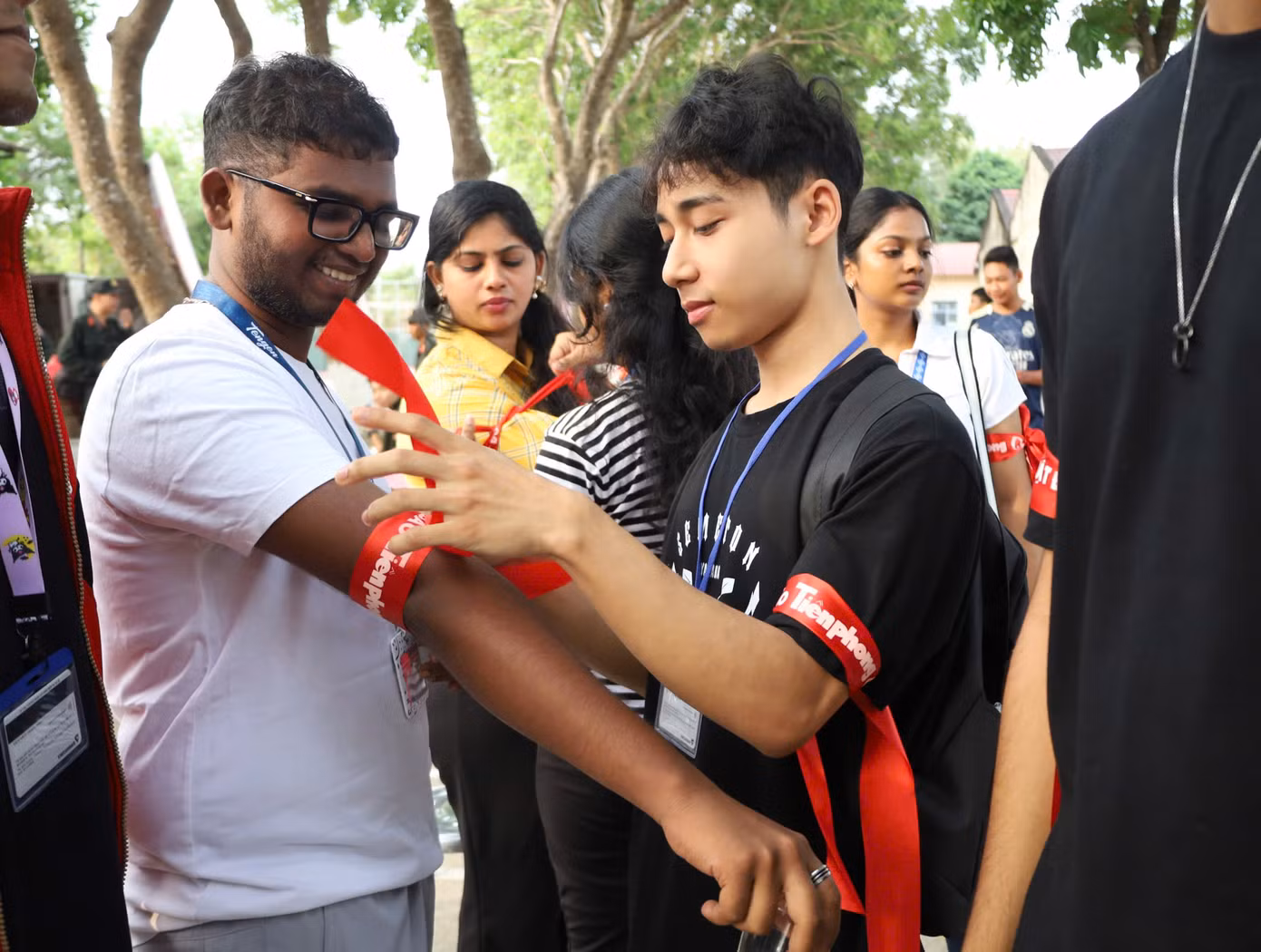 Sinh viên quốc tế hào hứng tham gia Chủ Nhật Đỏ. Ảnh: M. Trung