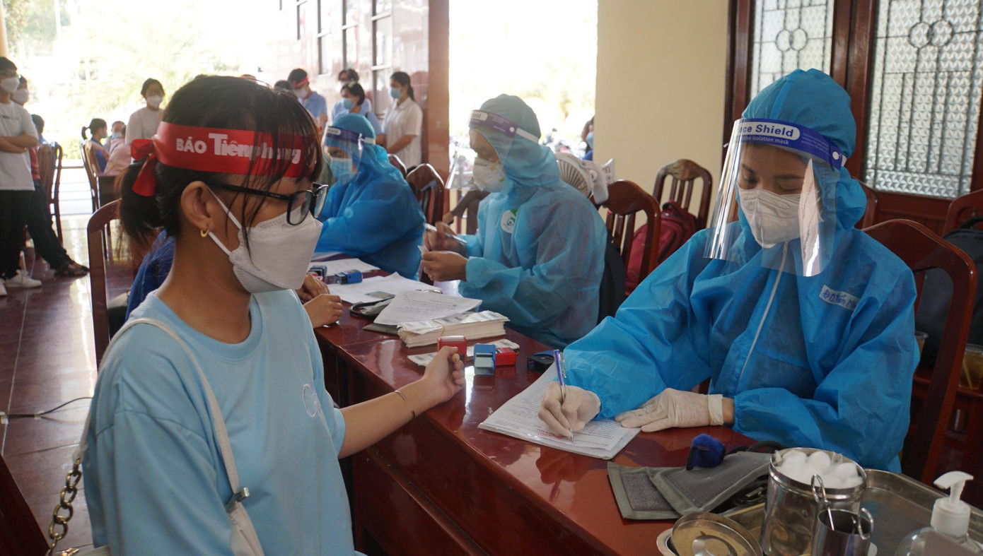 Các bạn trẻ nhiệt tình tham gia hiến máu tình nguyện. - Ảnh: Hòa Hội Chị Nguyễn Thị Diễm Thi tham gia hiến máu, được đồng nghiệp hỗ trợ. - Ảnh: Hòa Hội