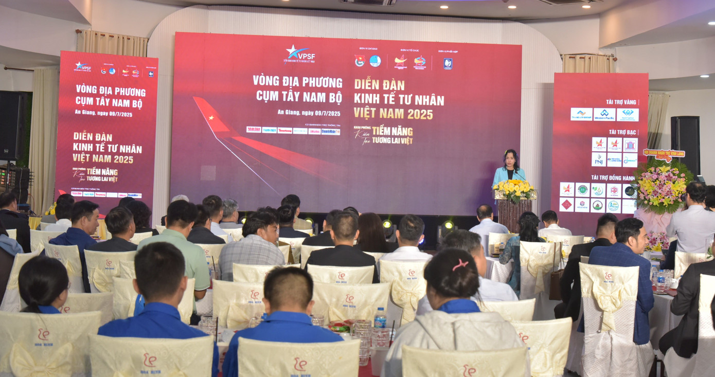 Quang cảnh diễn đàn.