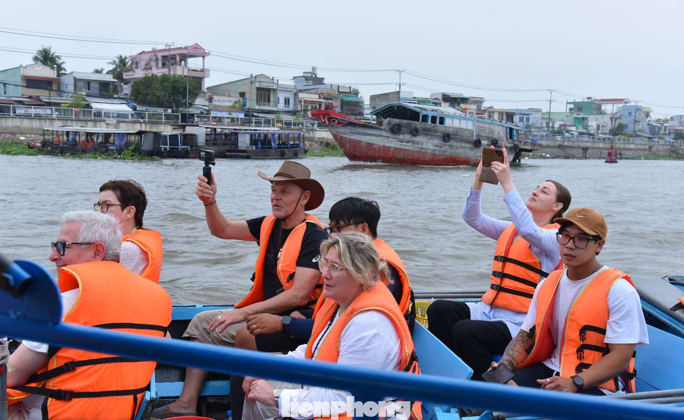 Khách quốc tế tham quan chợ nổi Cái Răng. Ảnh: Hòa Hội. Khách quốc tế tham quan chợ nổi Cái Răng. Ảnh: Hòa Hội.