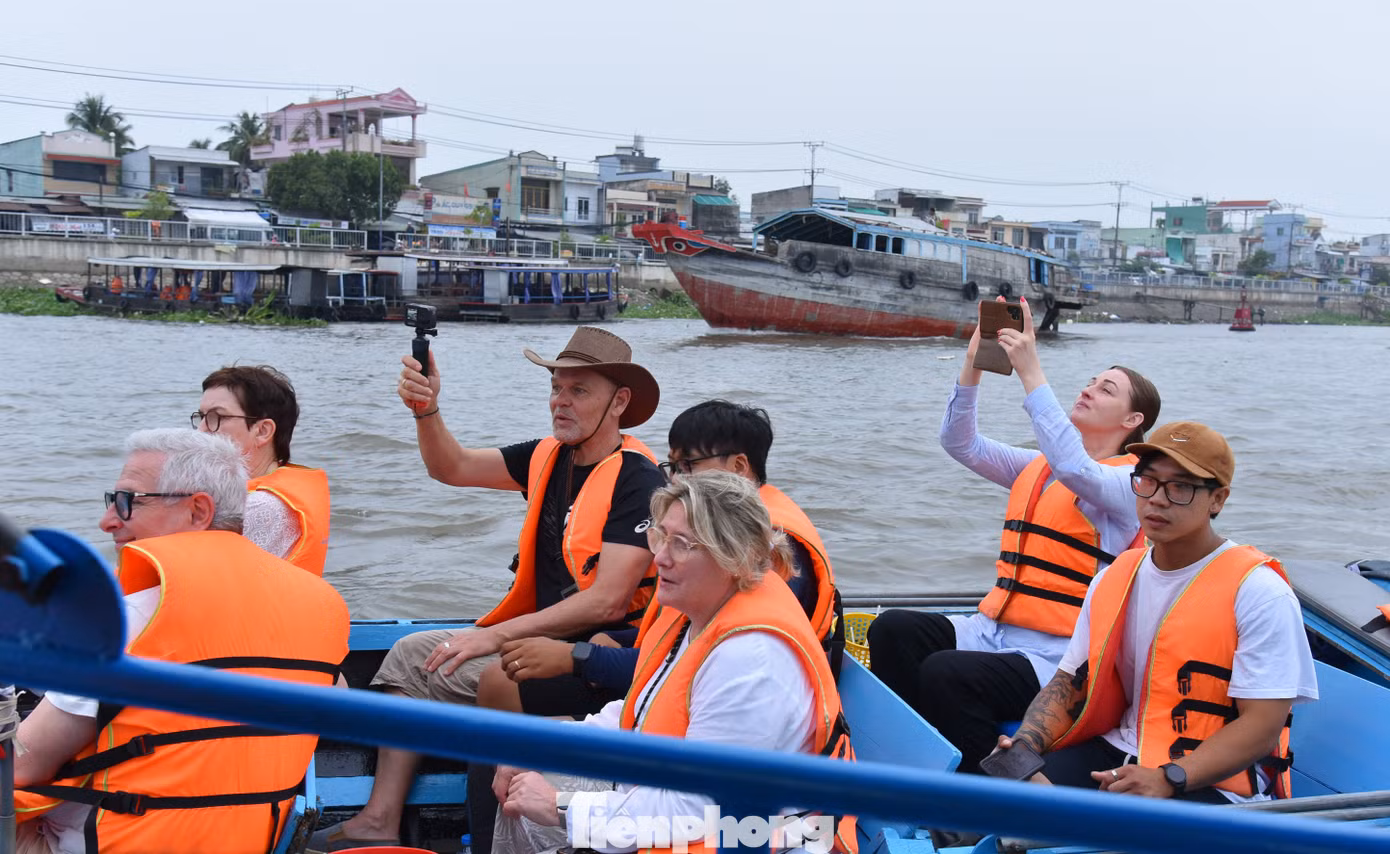 Khách quốc tế tham quan chợ nổi Cái Răng. Ảnh: Hòa Hội.