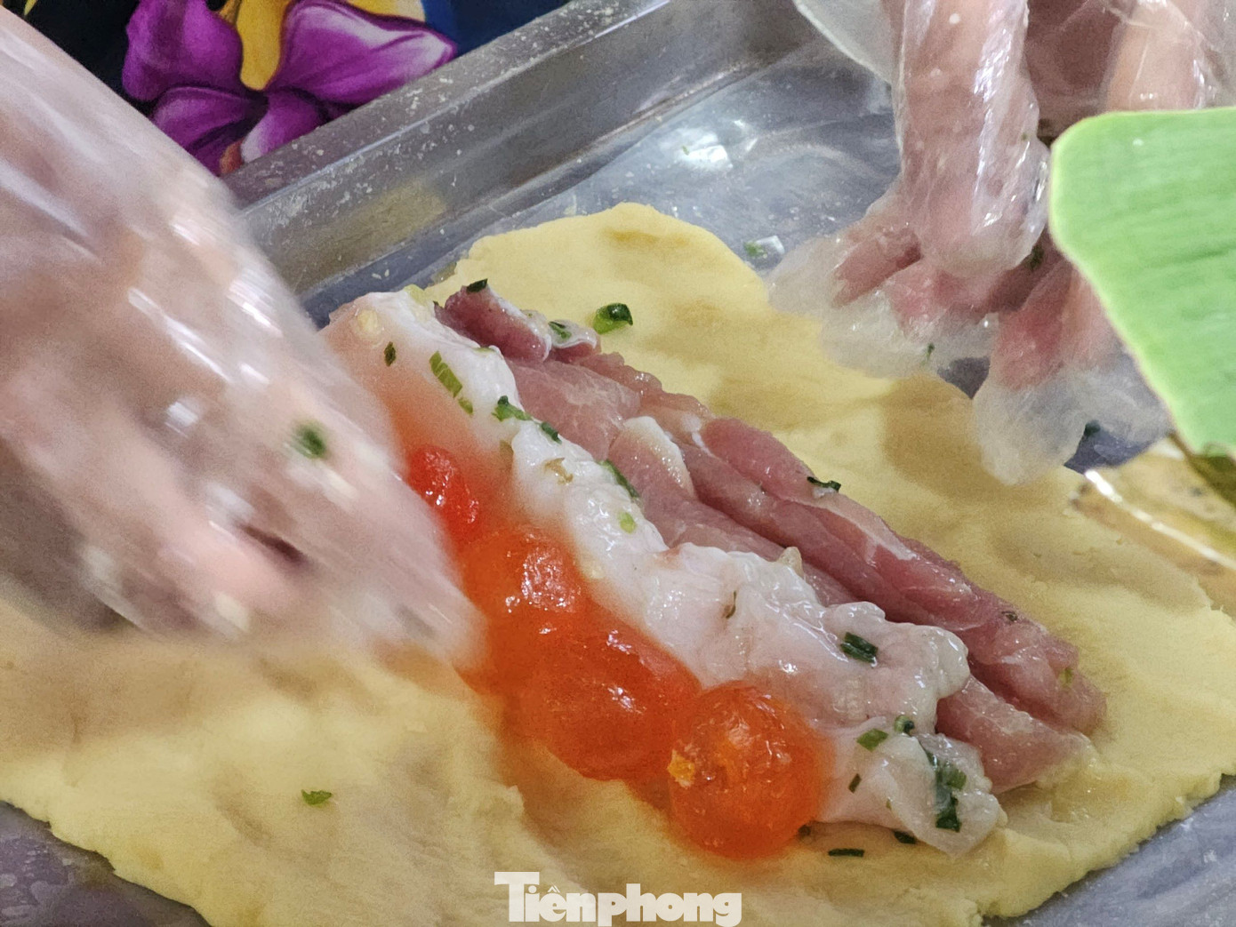 Nhân bánh qua bàn tay khéo léo của thợ làm nên bánh tét ngon, hấp dẫn. Ảnh: Hòa Hội.