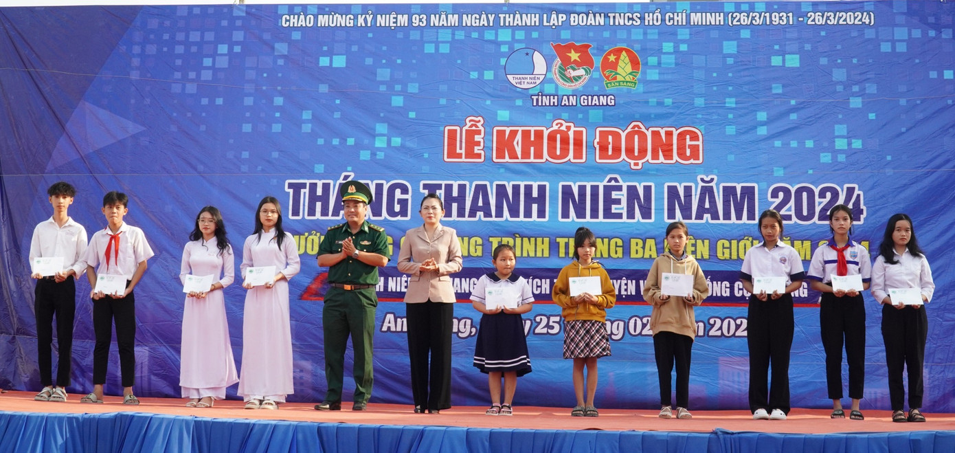 Lãnh đạo tỉnh An Giang trao tặng học bổng cho học sinh khó khăn. Ảnh: TĐAG Lãnh đạo tỉnh An Giang trao tặng học bổng cho học sinh khó khăn. Ảnh: TĐAG