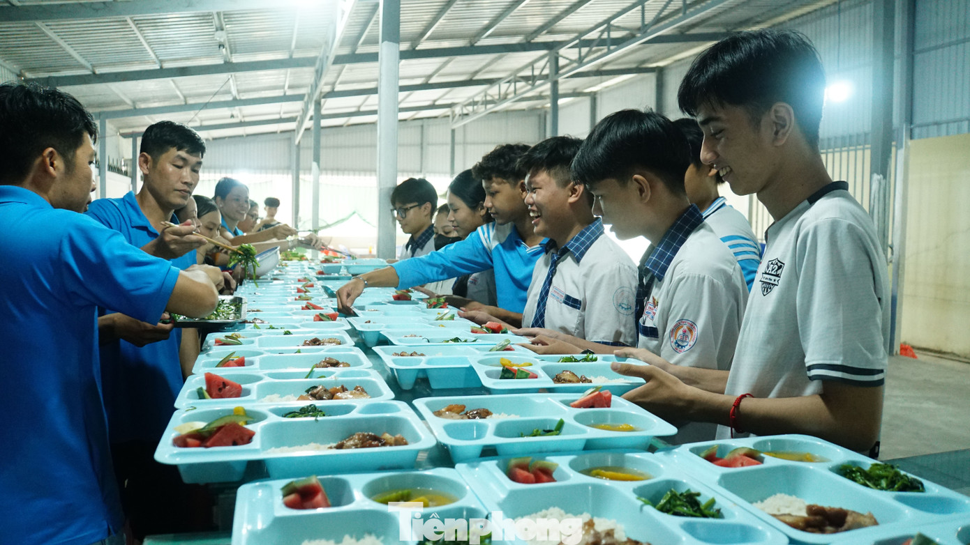 Em Phan Nhuận Đông, học sinh lớp 12A1 trường THCS – THPT Trần Ngọc Hoằng cầm trên tay khay cơm nóng hổi, háo hức nói: “Nhà em cách trường 6 km, nếu không có hỗ trợ cơm trưa thì em phải về nhà ăn cơm sau đó quay trở lại trường ôn tập tiếp vào buổi chiều. Nhà trường giúp tụi em ăn uống, có nhiều thời gian nghỉ ngơi hơn, tiếp thêm tinh thần để tụi em chuyên tâm học, nỗ lực đạt kết quả cao nhất”. Ảnh: Hòa Hội