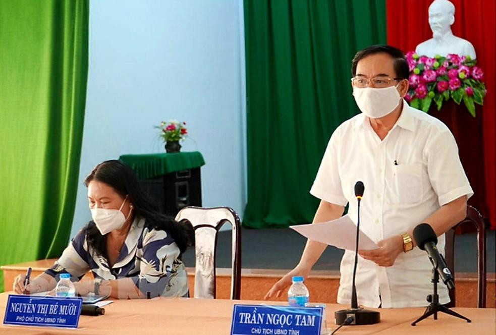 Ông Trần Ngọc Tam, Chủ tịch UBND tỉnh Bến Tre chỉ đạo tại cuộc họp.