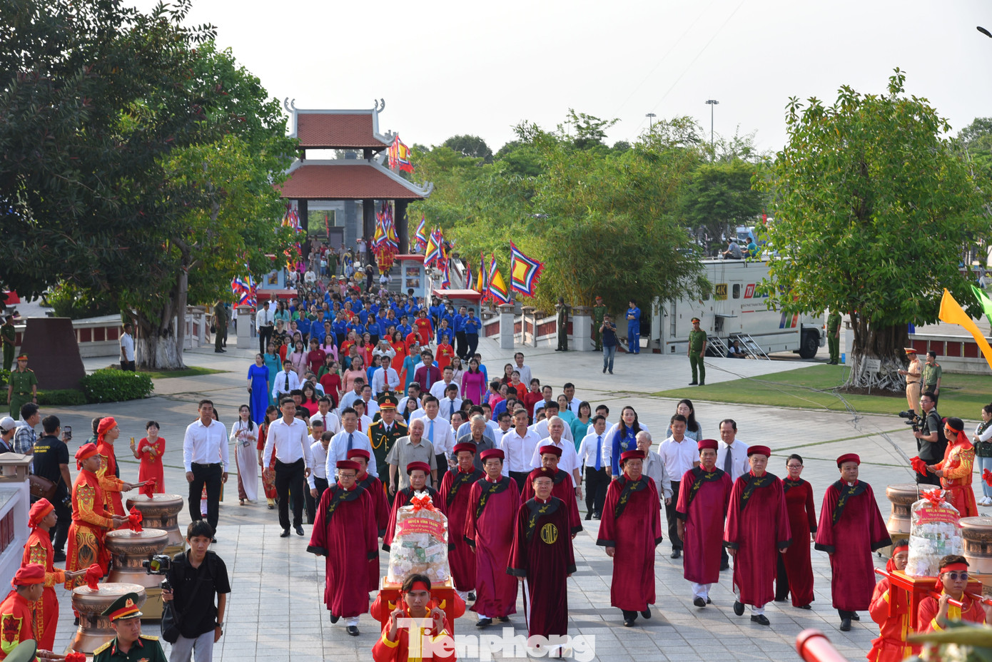 Đông đảo cán bộ, nhân dân trong và ngoài thành phố Cần Thơ vào viếng Vua Hùng. Ảnh: Nhật Huy Đông đảo cán bộ, nhân dân trong và ngoài thành phố Cần Thơ vào viếng Vua Hùng. Ảnh: Nhật Huy