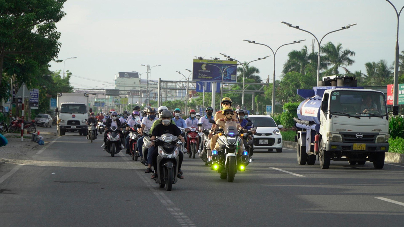 Đoàn hành trình di chuyển đến Đền thờ Châu Văn Liêm tại quận Ô Môn.