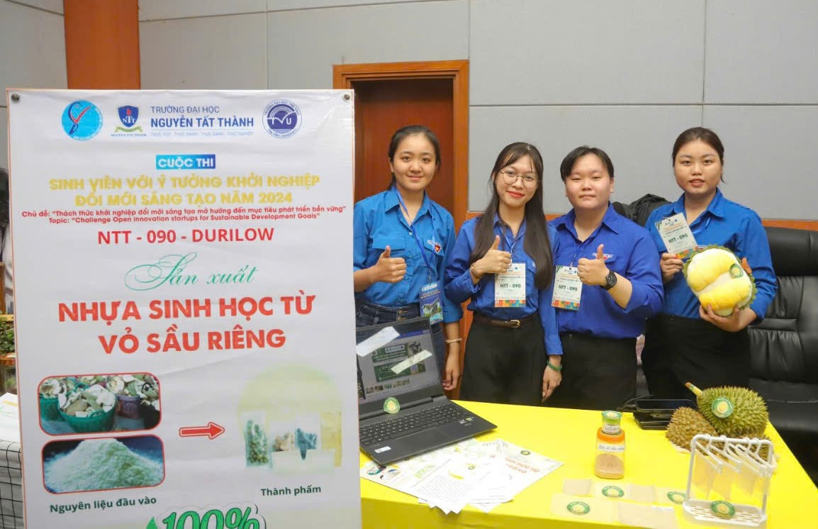 Thảo Nguyên (bìa trái) cùng các thành viên trong nhóm.